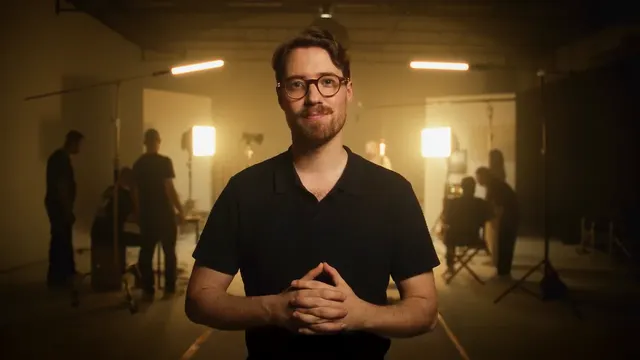 Apresentador em um set de produção do Lumine Studios