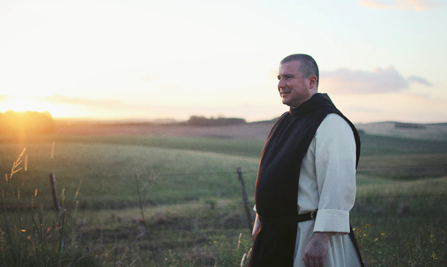 Religioso dominicano diante de uma paisagem rural
