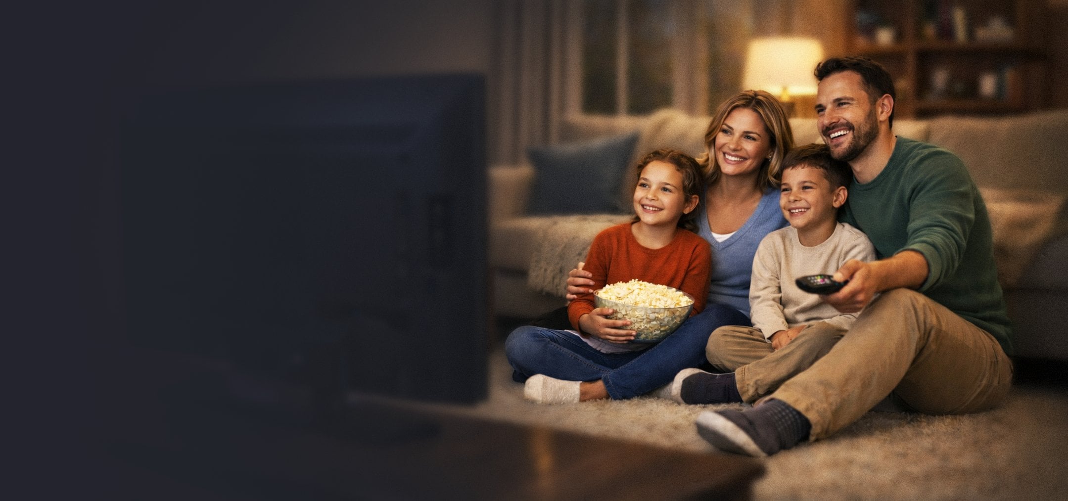 Família assistindo a uma história reunida